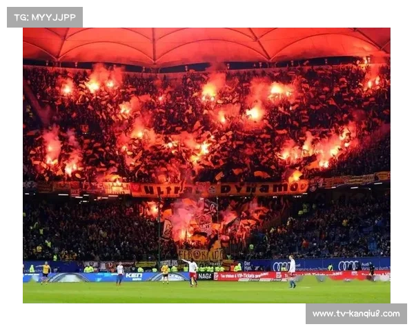 意甲赛场球迷烟火秀，比赛中断15分钟